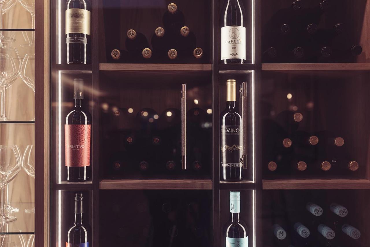 长岛酒店及别墅 康福斯 外观 照片 Wine bottles in a wine rack