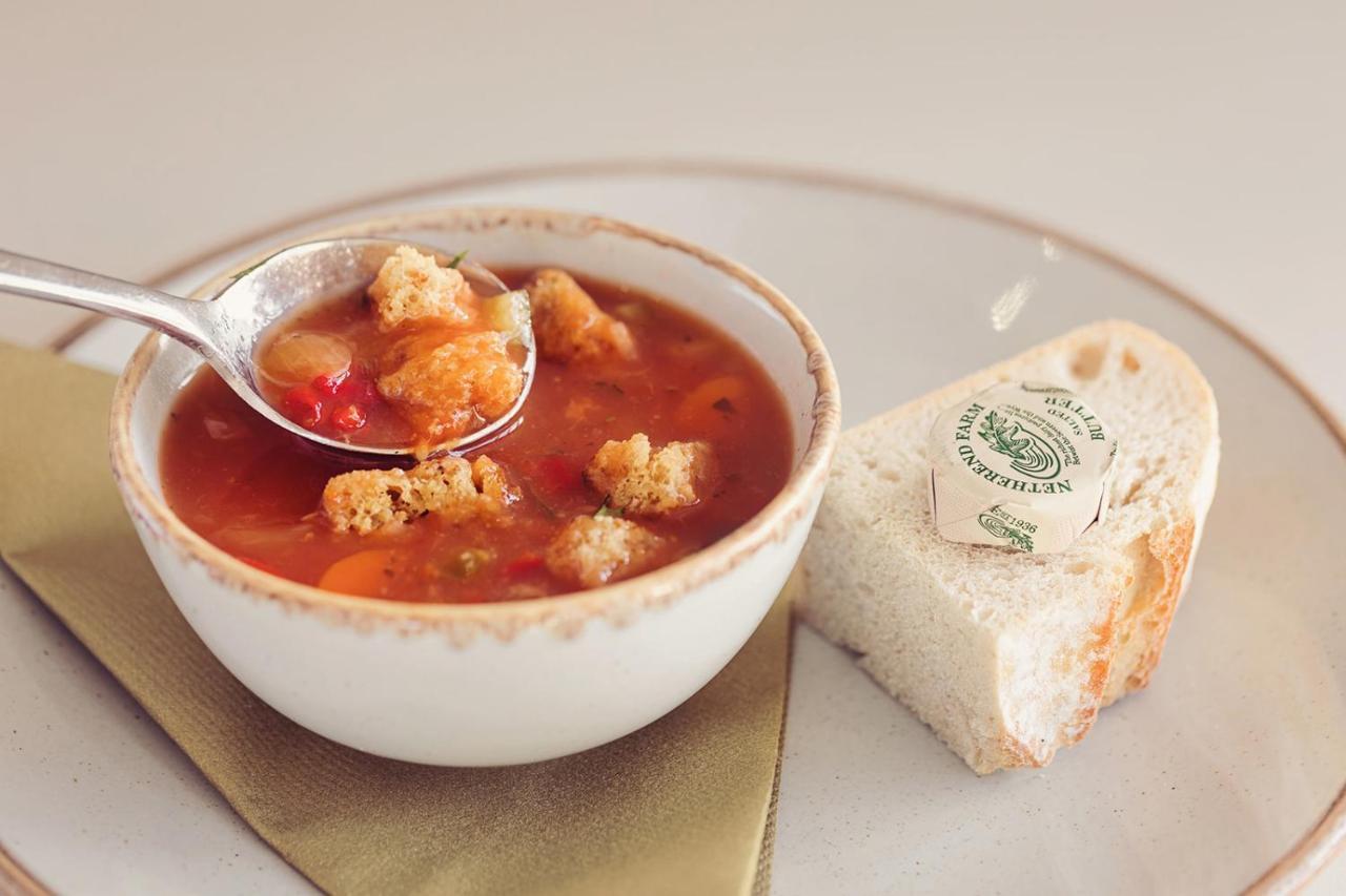 长岛酒店及别墅 康福斯 外观 照片 A bowl of soup with a bread roll