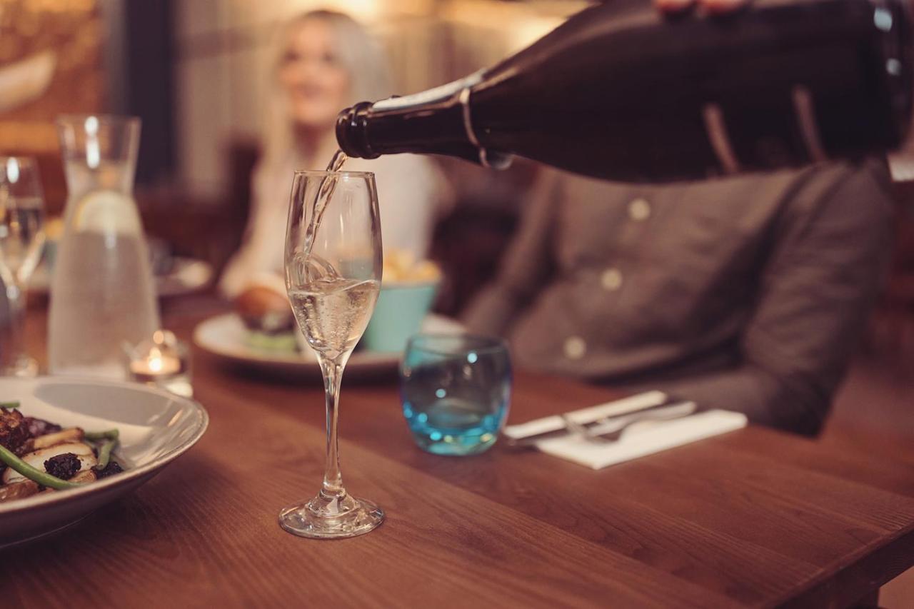 长岛酒店及别墅 康福斯 外观 照片 Champagne being poured