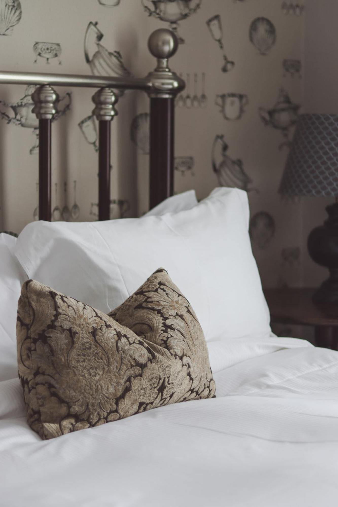 长岛酒店及别墅 康福斯 外观 照片 A bed with pillows